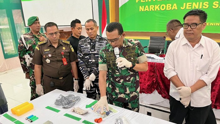 Komandan Kodim 0825 Banyuwangi menggelar konferensi Pers temuan Sabu di jalan.