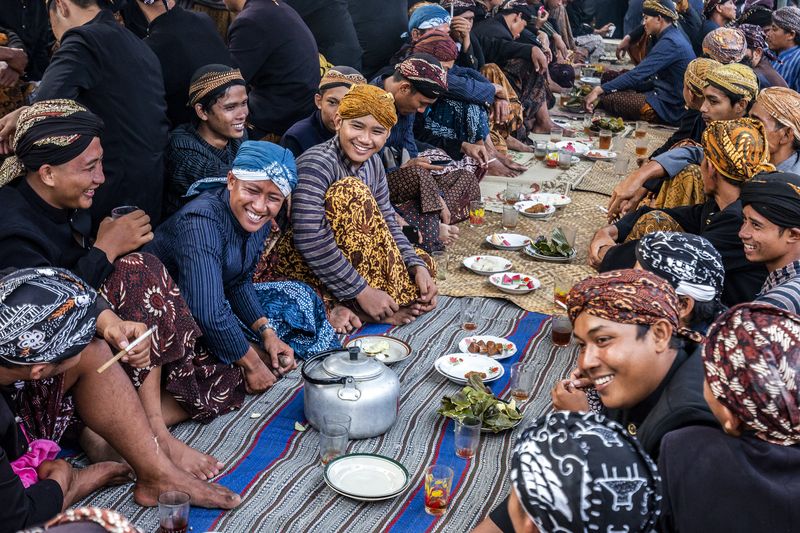 Para pewaris anak putu Bonokeling dalam ritual Unggah-unggahan di desa Pekuncen, jatilawang, banyumas.