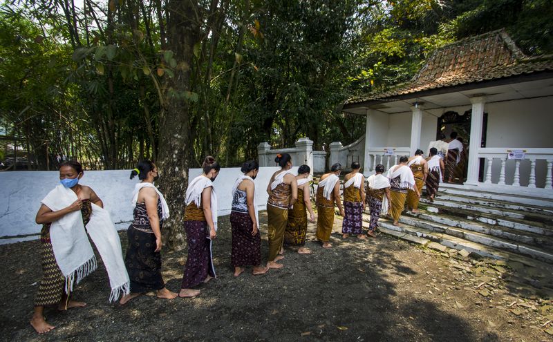 Perlon Unggahan merupakan tradisi yang dilakukan sepekan sebelum Lebaran oleh masyarakat Bonokeling di Desa Pekuncen, Banyumas.