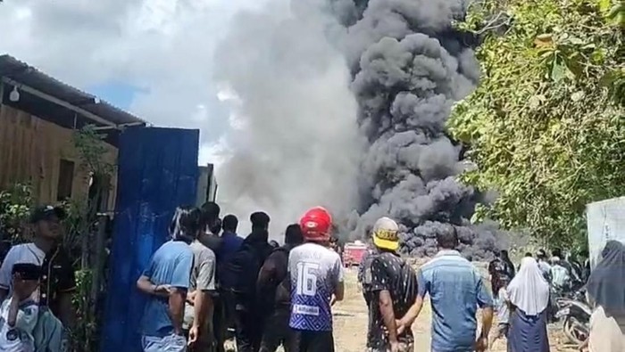 Pabrik pengolahan ban bekas di Kabupaten Konawe Selatan, Sulawesi Tenggara (Sultra), terbakar hingga satu pekerja bernama Jasman (36) tewas terjebak.
