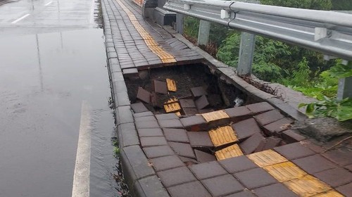 Kondisi trotoar jembatan Titi Sudamala, Besakih yang jebol akibat hujan deras, Selasa (9/9/2025) (dok. BPKSPAB Besakih)