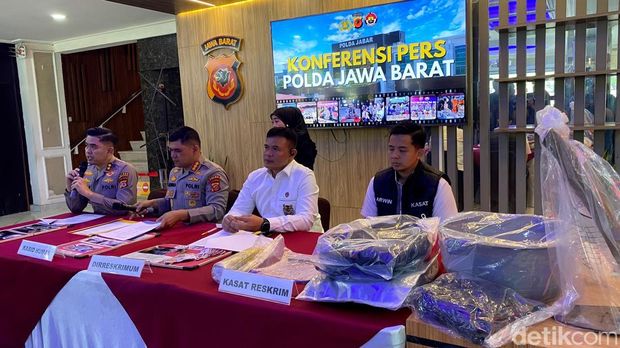 Konferensi pers pembunuhan sekeluaraga di Indramayu