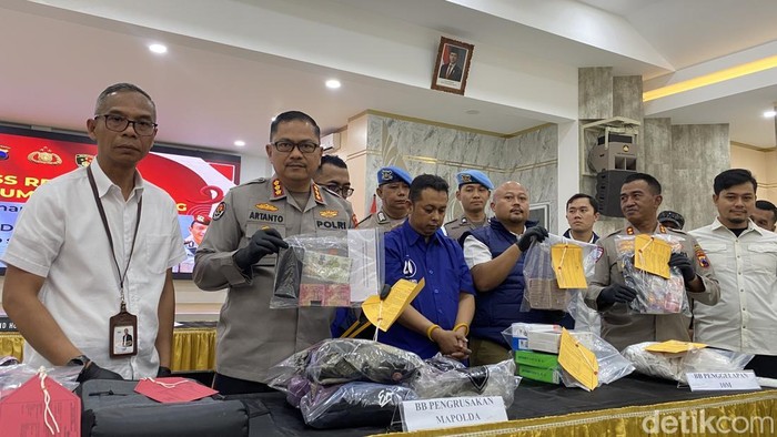 Konferensi pers ungkap kasus penggelapan uang di Mapolda Jateng, Kecamatan Semarang Selatan, Kota Semarang, Selasa (9/9/2025).