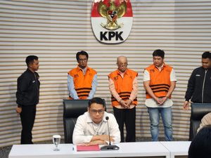 KPK Tahan 3 Tersangka Suap Pengadaan Katalis Bensin