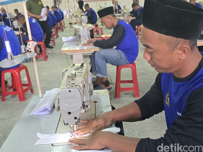 Lapas Besi Nusakambangan memiliki sejumlah balai latihan kerja (BLK) berbagai bidang, salah satunya konveksi atau tata busana.  (Audrey S/detikcom)