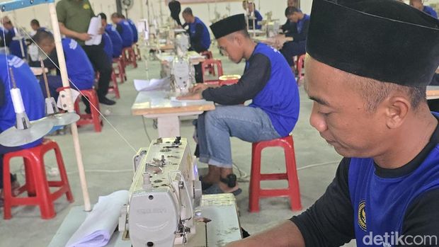 Lapas Besi Nusakambangan memiliki sejumlah balai latihan kerja (BLK) berbagai bidang, salah satunya konveksi atau tata busana.  (Audrey S/detikcom)