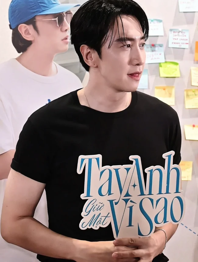 Lee Kwang Soo jadi perbincangan usai mempromosikan film terbarunya Love Barista di Vietnam. Mantan member Running Man itu tampil manglingi sampai dirumorkan melakukan operasi plastik. Foto: dok. Instagram @leekwangsoosmile, dok. Instagram @leekwangsoo_vietfans