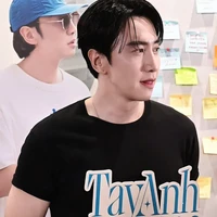 Lee Kwang Soo jadi perbincangan usai mempromosikan film terbarunya Love Barista di Vietnam. Mantan member Running Man itu tampil manglingi sampai dirumorkan melakukan operasi plastik. Foto: dok. Instagram @leekwangsoosmile, dok. Instagram @leekwangsoo_vietfans