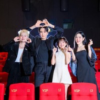 Mengingat film ini berlatar di Vietnam, Love Barista lebih dulu dipromosikan dan tayang di bioskop setempat pada 3 Oktober 2025. Lee Kwang Soo turut hadir dalam showcase bersama aktor-aktris yang menjadi lawan mainnya Hoàng Hà, Duy Khánh, dan Cù Thị Trà. Foto: dok. Instagram @leekwangsoosmile, dok. Instagram @leekwangsoo_vietfans