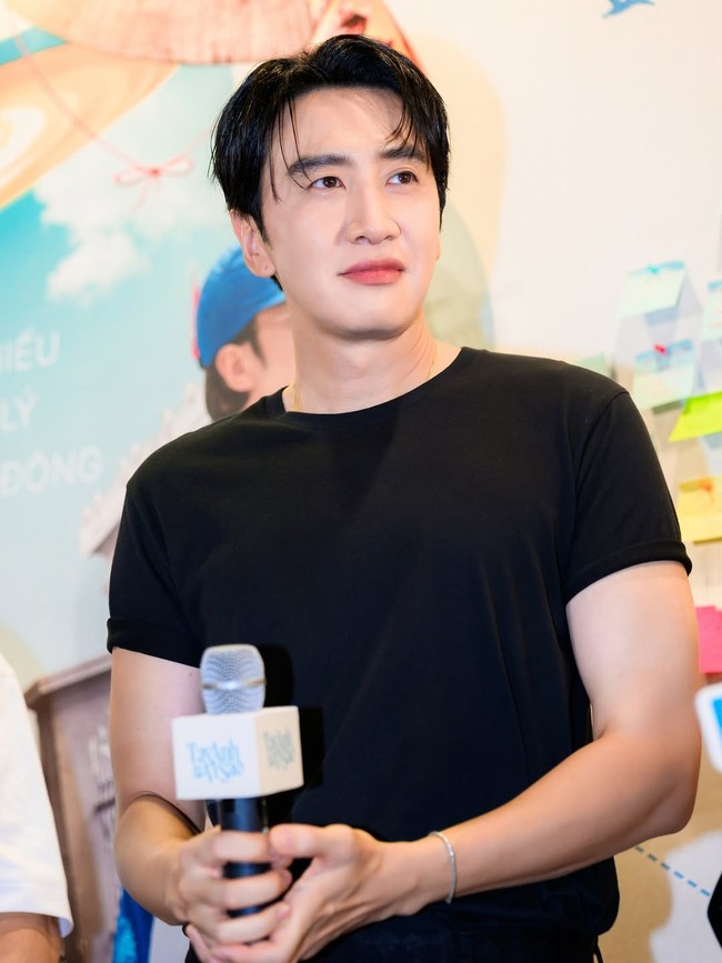 Netizen menduga perubahan pada penampilan Lee Kwang Soo terjadi karena aktor-komedian itu tengah melakukan bulking, membentuk tubuhnya yang semula kurus agar terlihat berisi. Lee Kwang Soo juga tampak mengganti model rambut yang menampakkan dahinya, sehingga terlihat lebih bersinar. Foto: dok. Instagram @leekwangsoosmile, dok. Instagram @leekwangsoo_vietfans