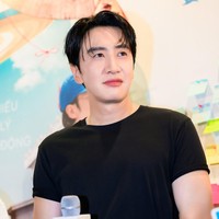 Netizen menduga perubahan pada penampilan Lee Kwang Soo terjadi karena aktor-komedian itu tengah melakukan bulking, membentuk tubuhnya yang semula kurus agar terlihat berisi. Lee Kwang Soo juga tampak mengganti model rambut yang menampakkan dahinya, sehingga terlihat lebih bersinar. Foto: dok. Instagram @leekwangsoosmile, dok. Instagram @leekwangsoo_vietfans