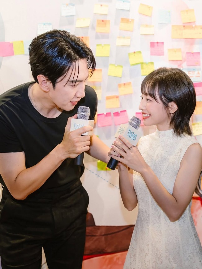 Saat terlihat di bioskop CGV Ho Chi Minh, Kamis (4/9/2025), Lee Kwang Soo terlihat menawan meski hanya memakai kaos polos hitam. Netizen menyadari auranya semakin menawan, imej lawak yang melekat pada dirinya pun hilang. Foto: dok. Instagram @leekwangsoosmile, dok. Instagram @leekwangsoo_vietfans