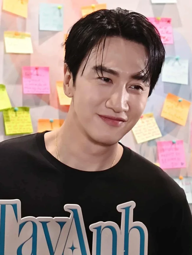 “jadi keliatan kaya org bener si om😔 AURA PELAWAKNYA ILANG ABISSSS👉🏻👈🏻” “dari dulu juga udah ganteng, tp ini nambah jadi maksimal gantengnya 😍” “dia sering ngegym ya sekarang? badannya lebih berisi,” komentar sejumlah penggemar yang terpana melihat gaya terbaru Lee Kwang Soo. Foto: dok. Instagram @leekwangsoosmile, dok. Instagram @leekwangsoo_vietfans