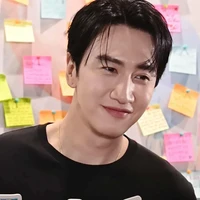 “jadi keliatan kaya org bener si om😔 AURA PELAWAKNYA ILANG ABISSSS👉🏻👈🏻” “dari dulu juga udah ganteng, tp ini nambah jadi maksimal gantengnya 😍” “dia sering ngegym ya sekarang? badannya lebih berisi,” komentar sejumlah penggemar yang terpana melihat gaya terbaru Lee Kwang Soo. Foto: dok. Instagram @leekwangsoosmile, dok. Instagram @leekwangsoo_vietfans