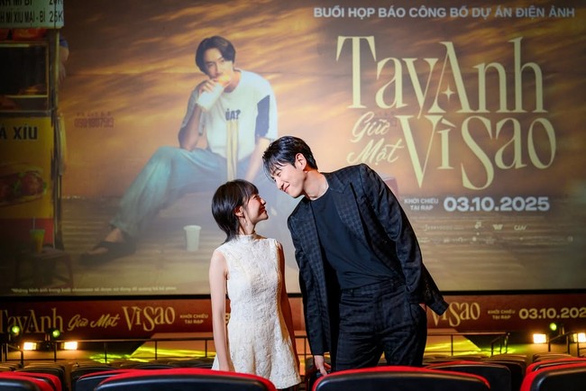 Dalam film Love Barista, Lee Kwang Soo diceritakan sebagai aktor papan atas yang dijuluki sebagai Prince of Asia. Usai syuting iklan di Vietnam, karakternya nekat berkelana tanpa manajer untuk mengambil waktu rehat. Foto: dok. Instagram @leekwangsoosmile, dok. Instagram @leekwangsoo_vietfans