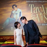 Dalam film Love Barista, Lee Kwang Soo diceritakan sebagai aktor papan atas yang dijuluki sebagai Prince of Asia. Usai syuting iklan di Vietnam, karakternya nekat berkelana tanpa manajer untuk mengambil waktu rehat. Foto: dok. Instagram @leekwangsoosmile, dok. Instagram @leekwangsoo_vietfans