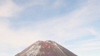 Saat ke Selandia Baru, Emma juga sempat hiking ke Tongariro Alpine Crossing, yang berada di Tongariro National Park. Gunung ini memang populer karena pemandangannya yang spektakuler.