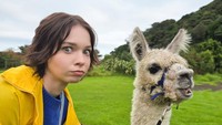 Pose lucunya bersama alpaca saat berada di Selandia Baru.