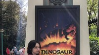 Gayanya saat bermain di Disney Park. Wah, sepertinya seru juga melihat replika dinasaurus.
