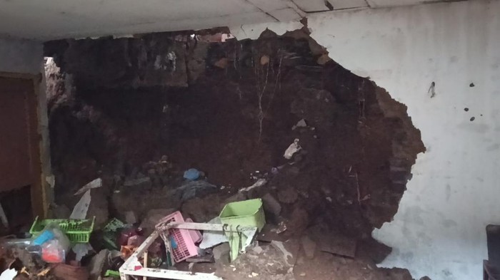 Longsor timpa rumah di Lembang Longsor timpa rumah di Lembang