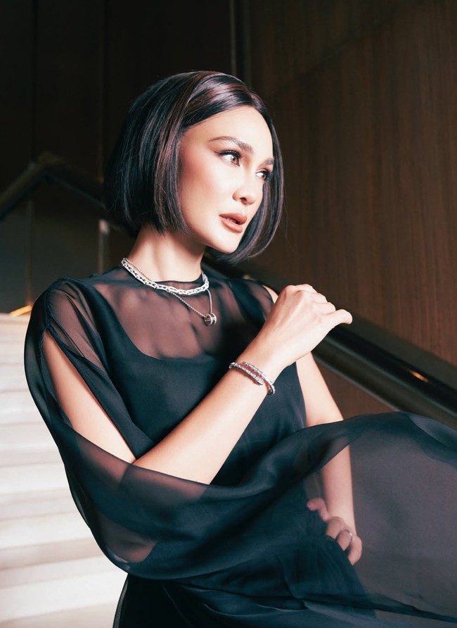 Penampilan Luna Maya setelah menikah dengan Maxime Bouttier kerap jadi perbincangan. Makin cantik dan fresh, kali ini Luna terlihat tampil dengan gaya rambut baru bob pendek. Foto: Instagram/@lunamaya