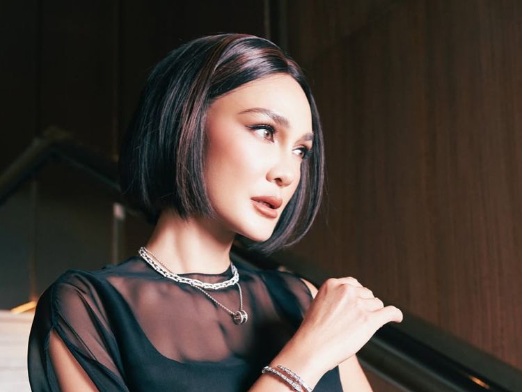 8 Foto Luna Maya Tampil Beda Dengan Gaya Rambut Baru Bob Pendek