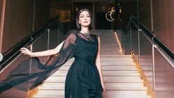 Luna Maya Tampil dengan Rambut Bob Usai Dipuji Maxime Seperti Usia 22
