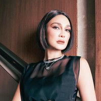 Melengkapi penampilannya, Luna mengenakan aksesori, seperti, kalung 2 layer, gelang, dan cincin. Dari keterangan unggahan diketahui aksesori yang dikenakan Luna itu berasal dari merek mewah favoritnya, Bvlgari. Foto: Instagram/@lunamaya