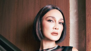 Detail transparan di gaun bikin look Luna makin sensual tapi tetap anggun. Foto: Instagram/@lunamaya