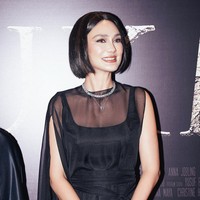 Wanita 42 tahun itu juga terlihat semakin cantik dengan riasan glam look bernuansa kecoklatan. Banyak yang memuji penampilan Luna, disebut jadi terlihat lebih muda. Foto: Instagram/@lunamaya