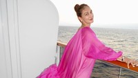 Luna Maya dan Maxime Bouttier gak cuma nikmati daratan Italia. Mereka tampak sewa kapal mengarungi lautan. (Foto: dok Instagram lunamaya)