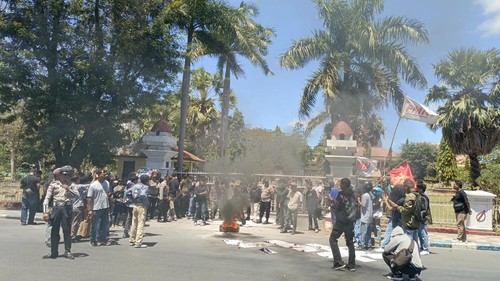 Mahasiswa berdemonstrasi dengan membakar ban guna menolak kenaikan tunjangan DPRD NTT, Selasa (9/9/2025). (Simon Selly/detikBali)