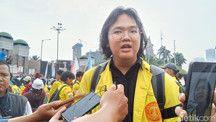 Massa mahasiswa yang menggelar aksi meminta perwakilan legislator menemuinya di depan Gedung DPR RI. Massa mahasiswa menagih 17+8 Tuntutan Rakyat. (Taufiq S/detikcom)