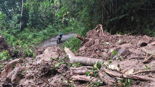 Material longsor menutupi ruas jalan menuju Wae Rebo, Manggarai, NTT. Selasa (9/9/2025). (Foto: Istimewa/Mikael Tonso)