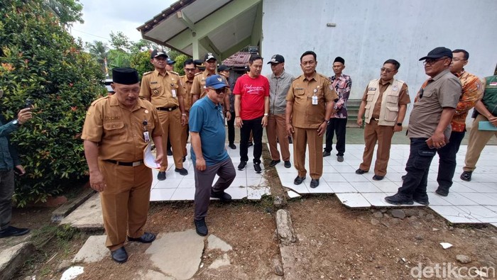 Mendikdasmen, Abdul Muti meninjau lokasi sekolah yang akan direlokasi karena terdampak tanah bergerak di SD N 4 Boja Kecamatan Majenang, Kabupaten Cilacap, Selasa (9/9/2025).