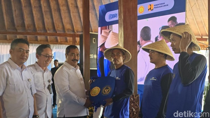 Menteri Imipas Terima Bantuan Alsintan