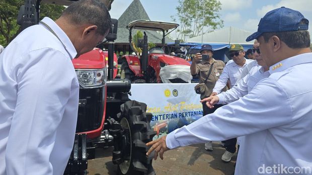 Menteri Imipas Terima Bantuan Alsintan