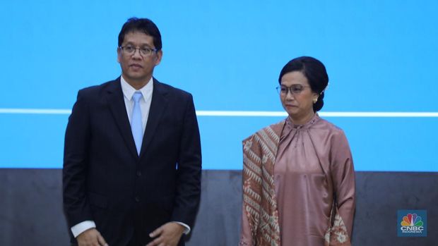 Menteri Keuangan Purbaya Yudhi Sadewa (kiri) dan Mantan Menteri Keuangan Sri Mulyani (kanan) saat acara Serah Terima Jabatan Menteri Keuangan di Aula Mezanin Gd Juanda 1, Kementerian Kuangan, Jakarta, Selasa (9/9/2025). (CNBC Indonesia/Tri Susilo)