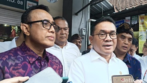 Menteri Perdagangan Budi Santoso (kemeja putih) saat meninjau harga dan pasokan barang kebutuhan pokok di Pasar Nyanggelan, Denpasar, Bali pada Selasa (9/9/2025)