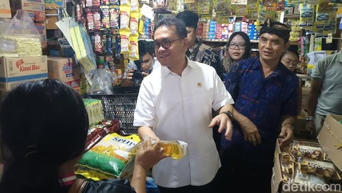 Menteri Perdagangan Budi Santoso meninjau harga dan pasokan barang kebutuhan pokok di Pasar Nyanggelan, Denpasar, Bali pada Selasa (9/9/2025).