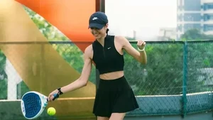 Lagi hype, Mikha juga nyobain padel, katanya sih kayak selingkuh dari badminton. Foto: Instagram Mikha Tambayong
