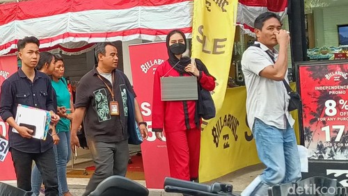 Misri Puspita Sari didampingi kuasa hukumnya saat rekonstruksi kasus kematian Brigadir Nurhadi di Gili Trawangan, Senin (11/8/2025).(Foto: Abdurrasyid Efendi/detikBali)