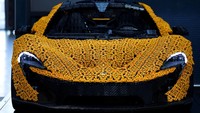 Tampilan detail McLaren yang seluruhnya tersusun dari ribuan balok Lego. Foto: REUTERS/Kai Pfaffenbach