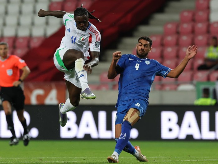 DEBRECEN, HUNGARY - SEPTEMBER 08:  Moise Kean of Italy scores the goal during the FIFA World Cup 2026 qualifier match between Israel and Italy at Nagyerdei Stadion on September 08, 2025 in Debrecen, Hungary. (Photo by Claudio Villa - FIGC/FIGC via Getty Images)