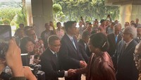 Kedatangan Sri Mulyani disambut oleh jajaran Direktur Jenderal (Dirjen) Kemenkeu dan para pegawai. Sri Mulyani bersalaman dan berpelukan dengan jajaran Kemenkeu yang sudah hadir di lokasi.