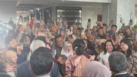 Sri Mulyani melambaikan tangannya dari lantai 2. Ia pun berpose membentuk simbol hati atau ‘love’ dengan suaminya di hadapan para hadirin, kemudian tersenyum sembari melambaikan tangan.