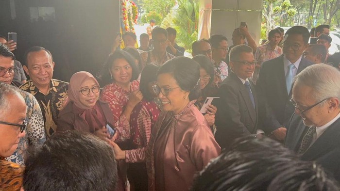 Momen Haru Sri Mulyani Tiba di Kemenkeu Jelang Sertijab Acara serah terima jabatan (Sertijab) Menteri Keuangan dari Sri Mulyani Indrawati kepada Purbaya Yudhi Sadewa dilakukan hari ini. Serah terima ini menyusul pelantikan Purbaya sebagai Menteri Keuangan oleh Presiden Prabowo Subianto, Senin (8/9/2025).