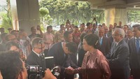 Ia turun dari mobil Alphard hitam, tampil cantik mengenakan kebaya bernuansa pink keunguan, disertai kain songket. Ia didampingi suaminya, Tonny Sumartono, yang mengenakan jas hitam.