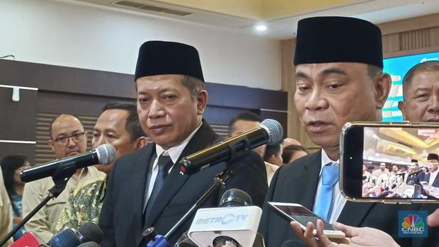 Momen perpisahan Budi Arie sebagai Menteri Koperasi RI di Kantor Kementerian Koperasi, Jakarta, Selasa (9/9/2025). (CNBC Indonesia/Martyasari Rizky)