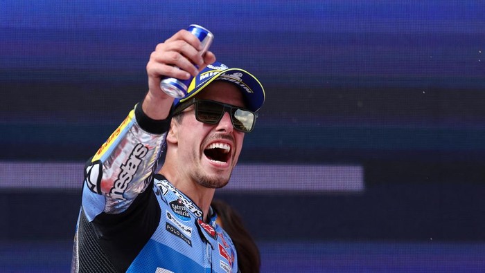 MotoGP - Catalunya Grand Prix - Circuit de Barcelona, Barcelona, Spain - September 7, 2025 BK8 Gresini Racing MotoGPs Alex Marquez celebrates on the podium after winning the MotoGP race REUTERS/Albert Gea